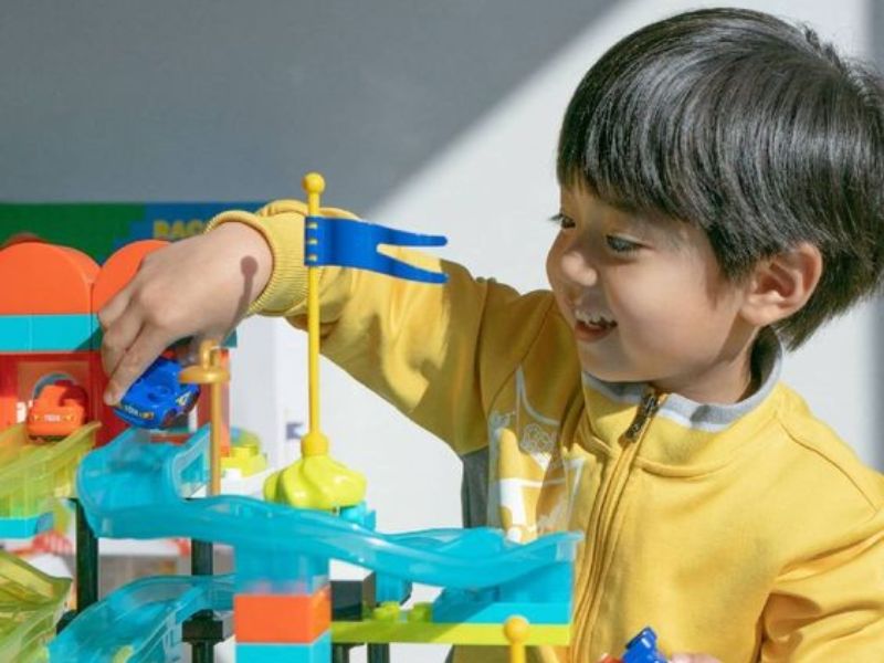 Chọn đồ chơi đáp ứng nhu cầu phát triển của bé