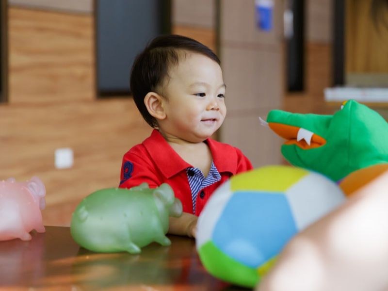 Gợi Ý Quà Thôi Nôi Tặng Bé Ý Nghĩa Nhân Dịp Sinh Nhật Đầu Tiên Trong Đời 7 em be 1 tuoi phat trien nhu the nao
