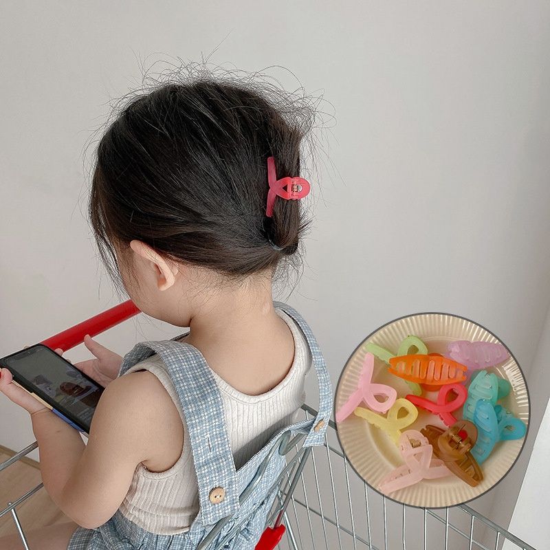 Kẹp tóc búi thấp cho bé