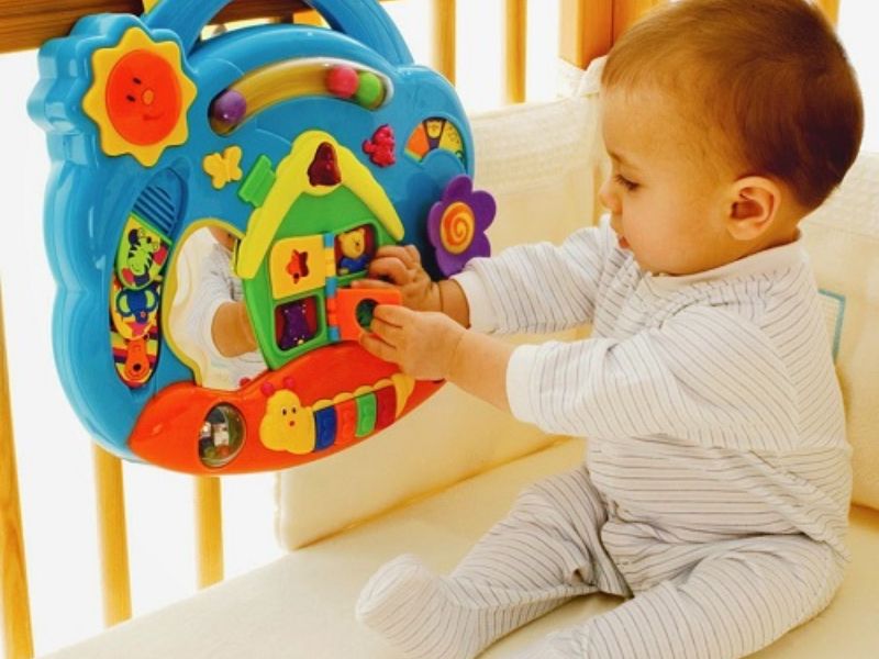 Những lưu ý khi lựa chọn đồ chơi cho bé 1 tuổi
