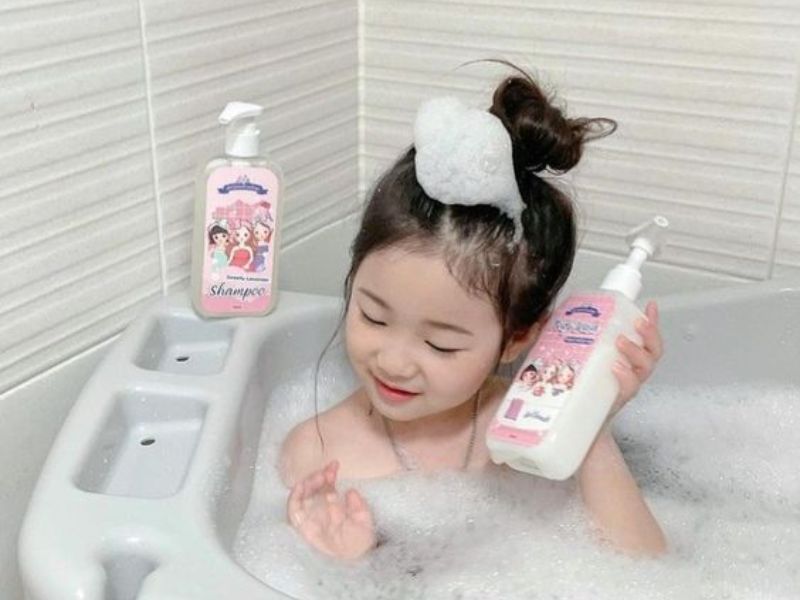 Một số phương pháp chăm sóc tóc cho bé gái
