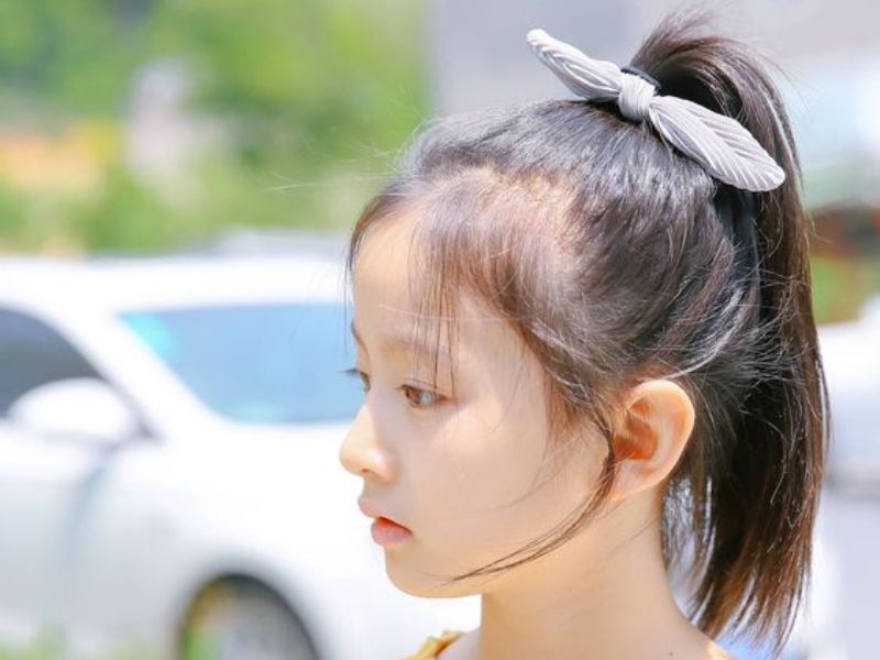 kiểu tóc buộc đuổi ngựa cho bé