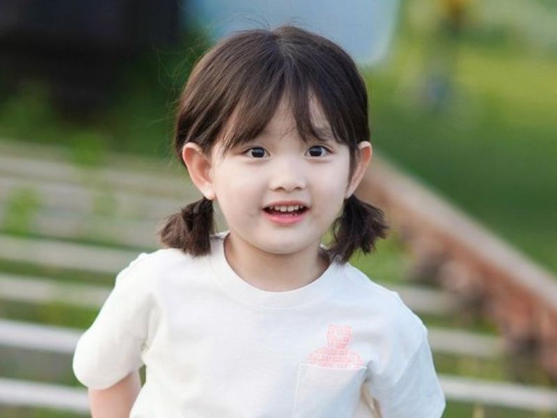 những cách buộc tóc đẹp cho bé gái tóc ngắn