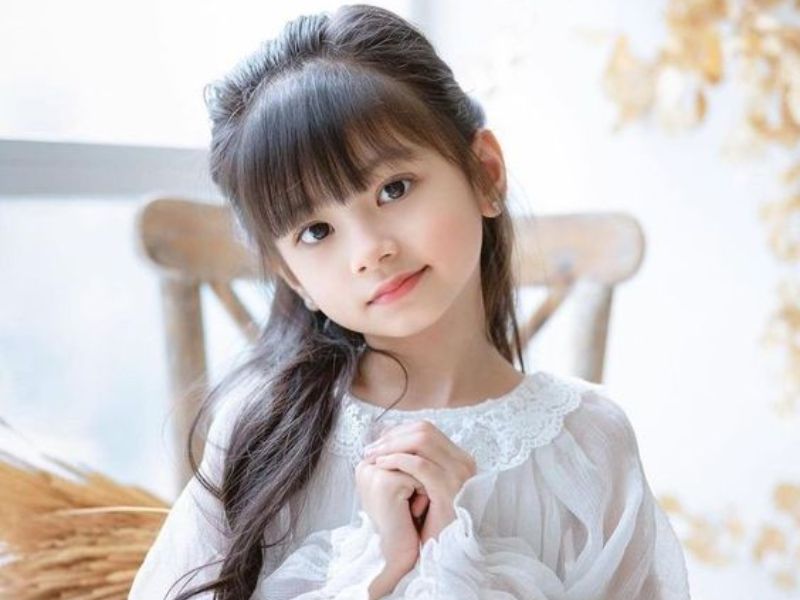 Kiểu tóc buộc nửa đầu cho bé gái