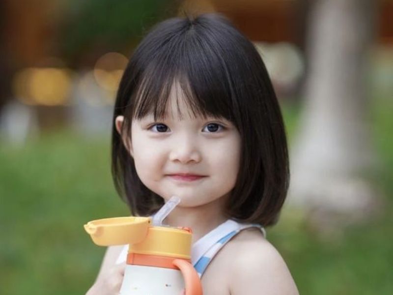 Kiểu tóc xoã mái ngố cho bé gái