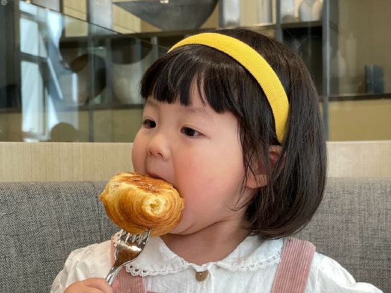 Khám Phá Kiểu Tóc Ngố Cho Bé Gái Đáng Yêu 12 bi quyet cham soc toc be