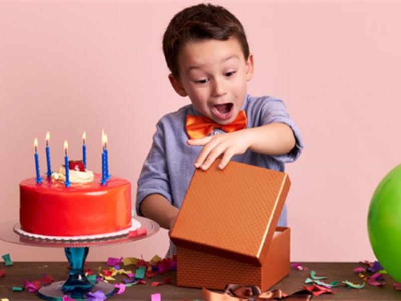 Hướng dẫn chọn quà sinh nhật cho bé trai
