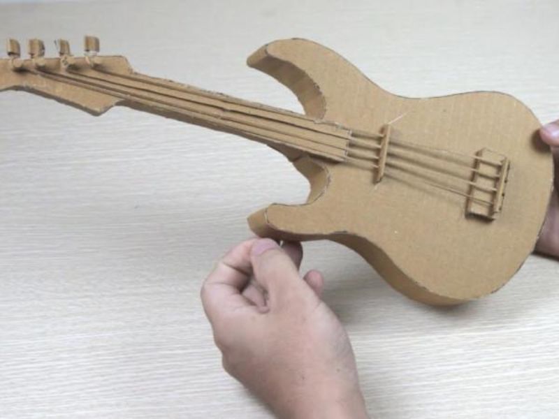 5 Ý Tưởng Làm Đồ Chơi Từ Thùng Sữa Vô Cùng Độc Đáo 9 Làm đàn guitar từ thùng sữa