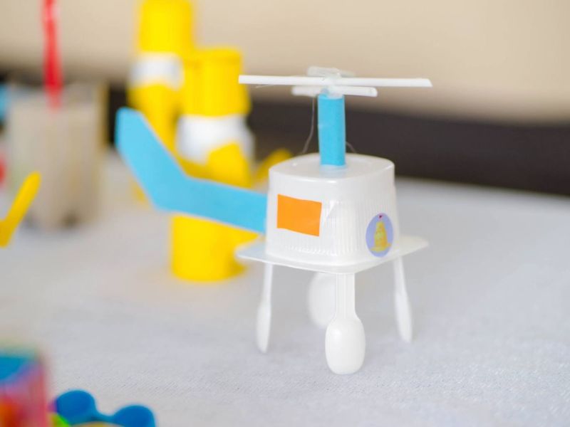 Làm máy bay từ hộp sữa chua
